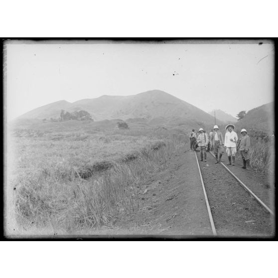 Djongo. Ensemble de la montagne pelée. [légende d'origine]