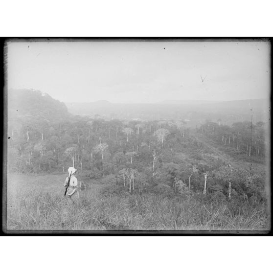 Djongo. Vue panoramique prise du sommet de la montagne pelée vers la Dia-Dia see. [légende d'origine]