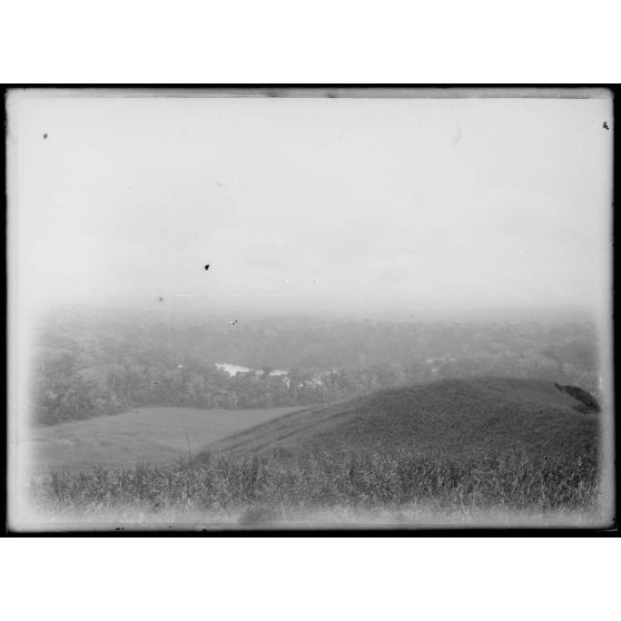 Djongo. Vue panoramique prise du sommet de la montagne pelée vers le Kuppé. [légende d'origine]