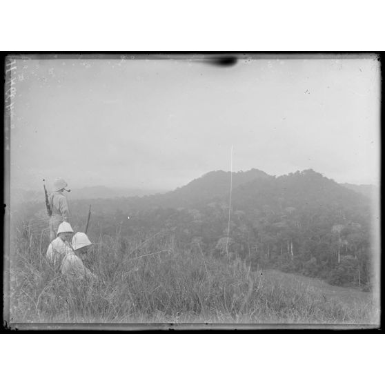 Djongo. ; Djongo. Vue panoramique prise du sommet de la montagne pelée vers la plantation de Djombé. [légende d'origine]