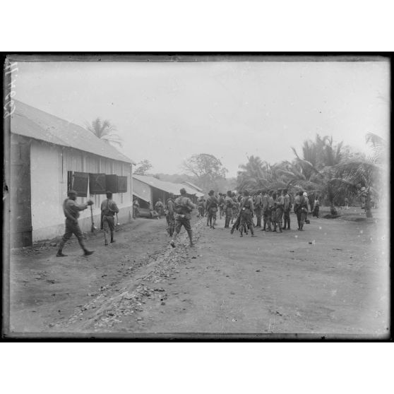 Edéa. 2e compagnie du bataillon 1 du régiment du Cameroun dans son campement. [légende d'origine]