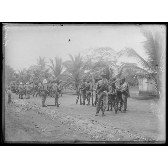 Edéa. 2e compagnie du bataillon 1 du régiment du Cameroun dans son campement. [légende d'origine]