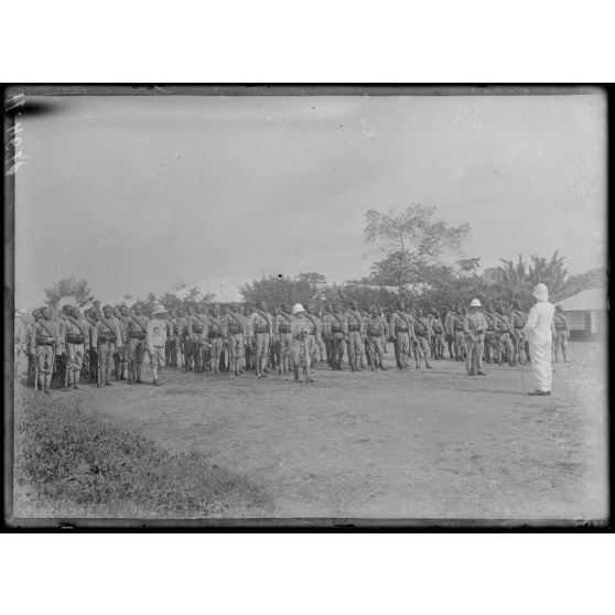 Edéa. La 2e compagnie du bataillon 1 du régiment du Cameroun en marche. [légende d'origine]