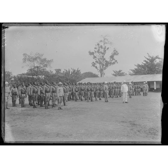 Edéa. La 2e compagnie du bataillon 1 du régiment du Cameroun. Diverses formations. [légende d'origine]