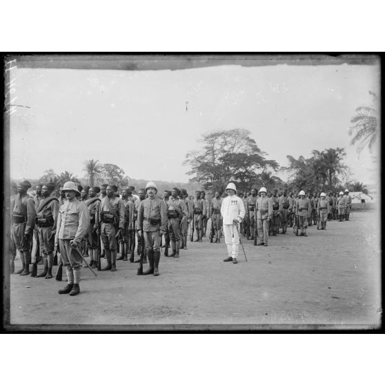 Edéa. La 2e compagnie du bataillon 1 du régiment du Cameroun. Diverses formations. [légende d'origine]