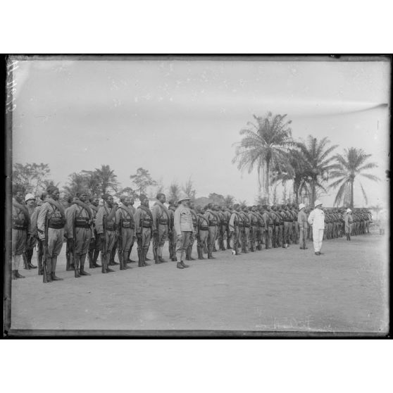 Edéa. La 2e compagnie du bataillon 1 du régiment du Cameroun, déployée en ligne. [légende d'origine]
