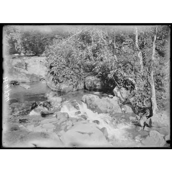 Route d'Ekom à Fongang. Rivière. [légende d'origine]