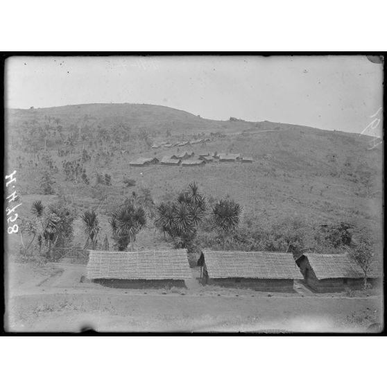 Bana. Vue générale du village des messagers. [légende d'origine]