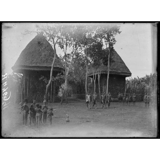 Bana. Entrée du village Grasfield. [légende d'origine]