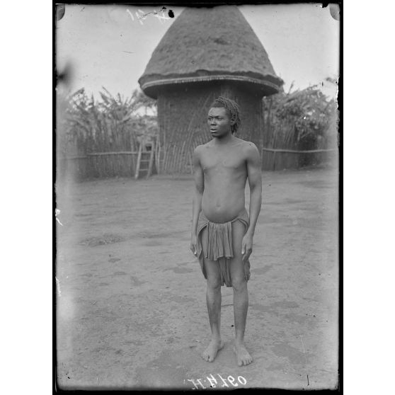 Bana. Type de race Grasfield (homme). [légende d'origine]