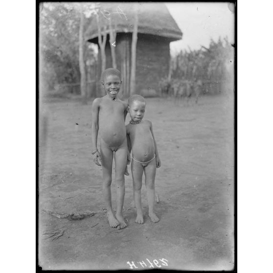 Bana. Type de fillettes de race Grasfield. [légende d'origine]