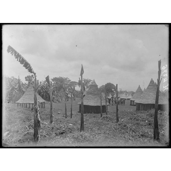 M'Buréku. Entrée du village. [légende d'origine]