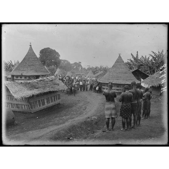 M'Buréku. Aspect du village pendant un tam-tam. [légende d'origine]
