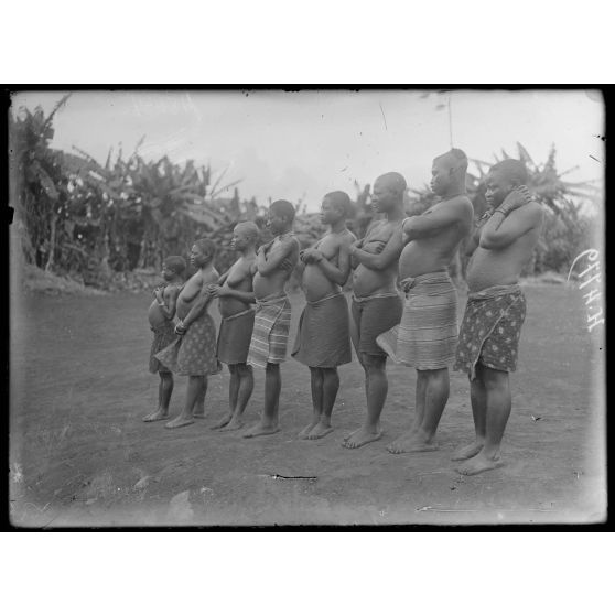 M'Buréku. Femmes regardant les danses. [légende d'origine]