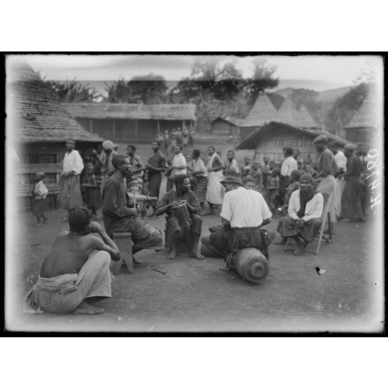 M'Buréku. L'orchestre la fête. [légende d'origine]
