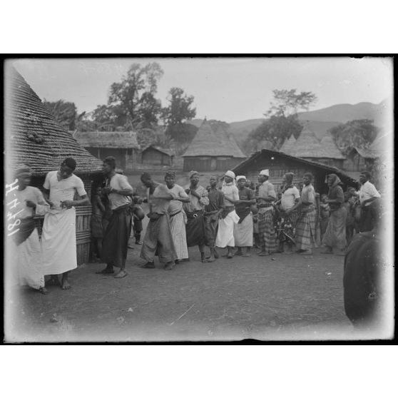 M'Buréku. Physionomies de danseurs. [légende d'origine]