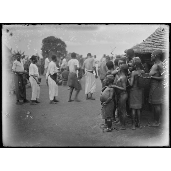 M'Buréku. Danseurs et assistants. [légende d'origine]