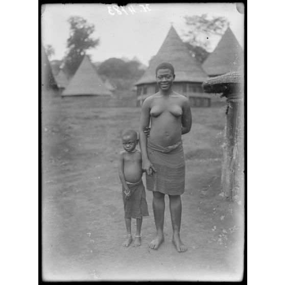 M'Buréku. Type de femme et de fille M'Bo. [légende d'origine]