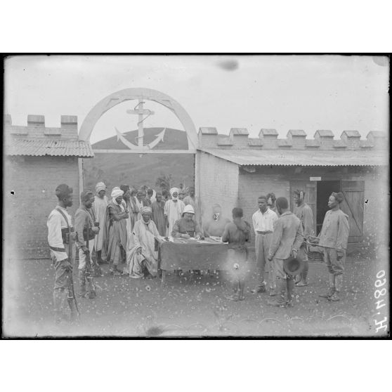 Bana. Séance au tribunal de la circonscription. [légende d'origine]