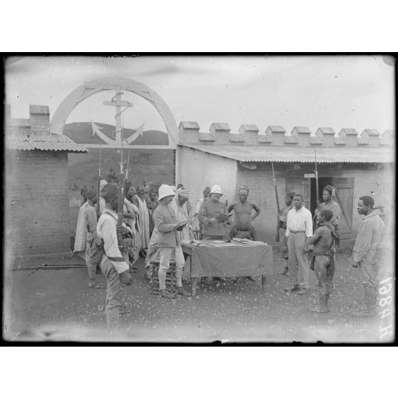 Bana. Séance au tribunal de la circonscription. Le prononcé du jugement. [légende d'origine]