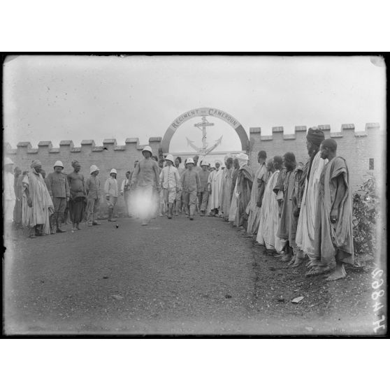 Bana. Entrée du poste du régiment du Cameroun, bataillon 1, 1ere compagnie. [légende d'origine]