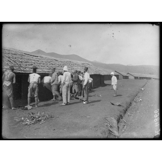 Bana. Construction des logements des tirailleurs. [légende d'origine]