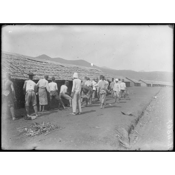 Bana. Construction des logements des tirailleurs. [légende d'origine]