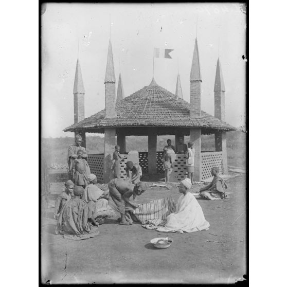 Bana. Le marché. Un des kiosques. [légende d'origine]