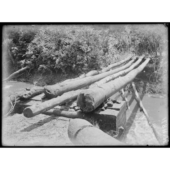 Ekom. Pont sur le N'Kam, d'une portée de 27 mètres, construit avec des moyens de fortune. [légende d'origine]