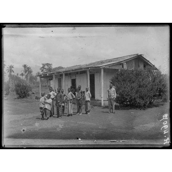 Baré. L'école, sortie des élèves. [légende d'origine]