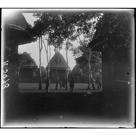 Bana. Vue dans le village Grasfield. [légende d'origine]