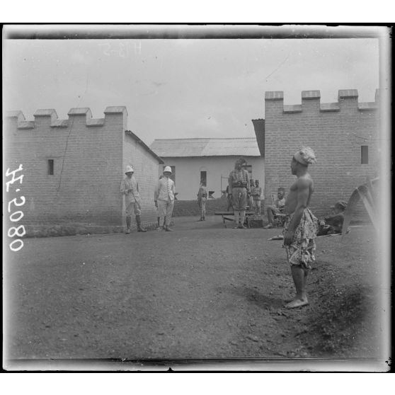 Bana. Entrée du poste [légende d'origine]