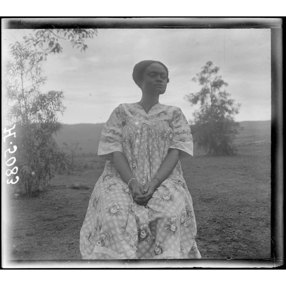 Bana. Jeune femme Grasfield vivant en contact avec les Européens (1). [légende d'origine]