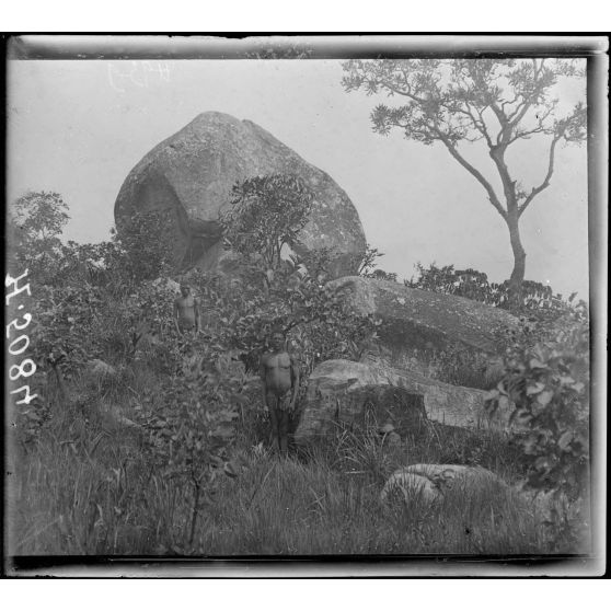 Route de Foumban, région du Noun. Aspect de la contrée, grosse roche granitique. [légende d'origine]