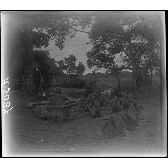Route de Foumban, région du Noun. Convoi attendant son tour de passage de la rivière. [légende d'origine]