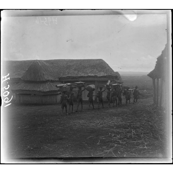 Route de Foumban. Départ d'un convoi du camp de Baïgam. [légende d'origine]
