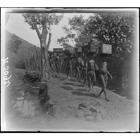 Route de Kouti à Foumban. Passage d'un pont. [légende d'origine]