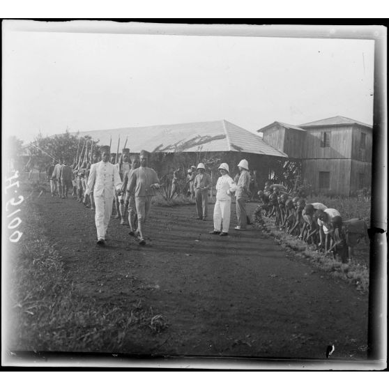Foumban. Scènes diverses au poste. [légende d'origine]