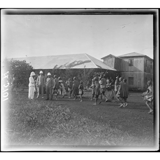 Foumban. Scènes diverses au poste. [légende d'origine]