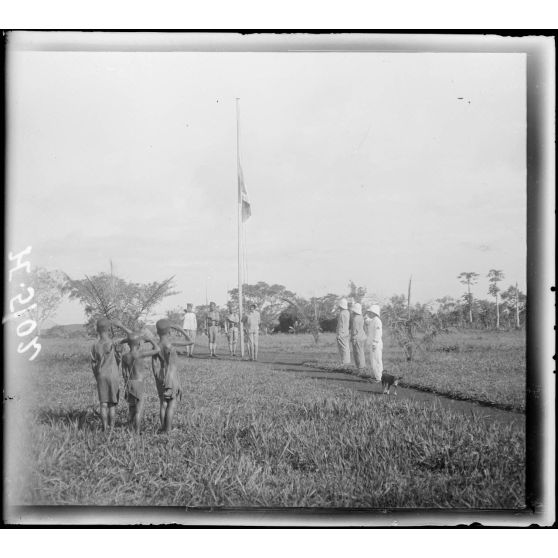 Foumban. Scènes diverses au poste. Le salut au drapeau. [légende d'origine]