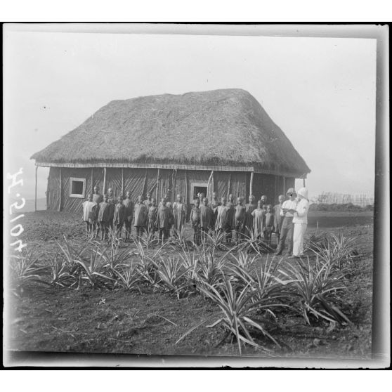 Foumban. L'école française. [légende d'origine]