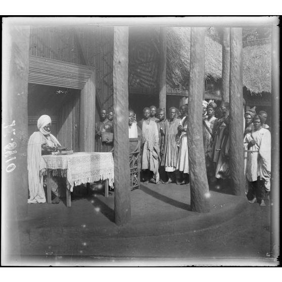 Foumban. Le sultan rendant la justice. [légende d'origine]