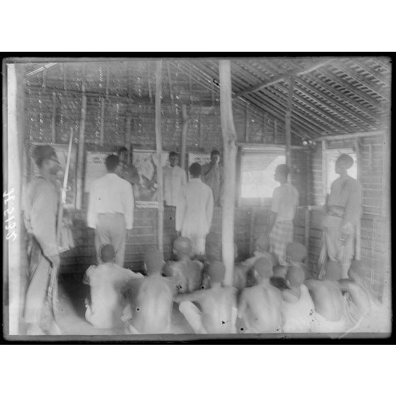 Campo. Une séance au tribunal indigène. [légende d'origine]