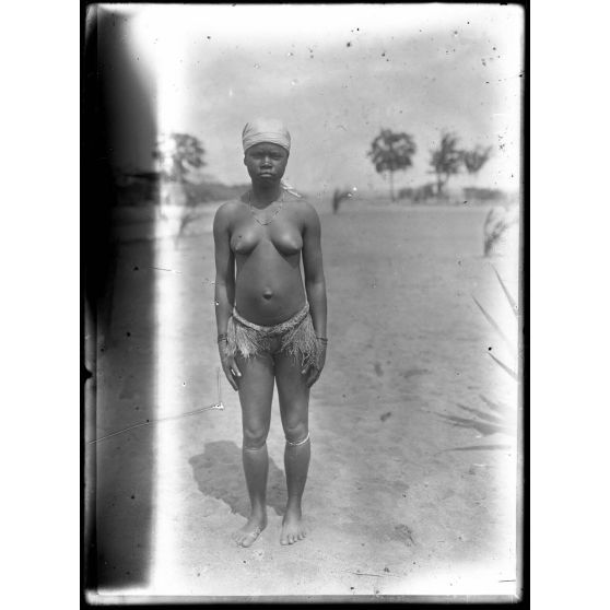 Campo. Type de jeune femme Pahouin. [légende d'origine]