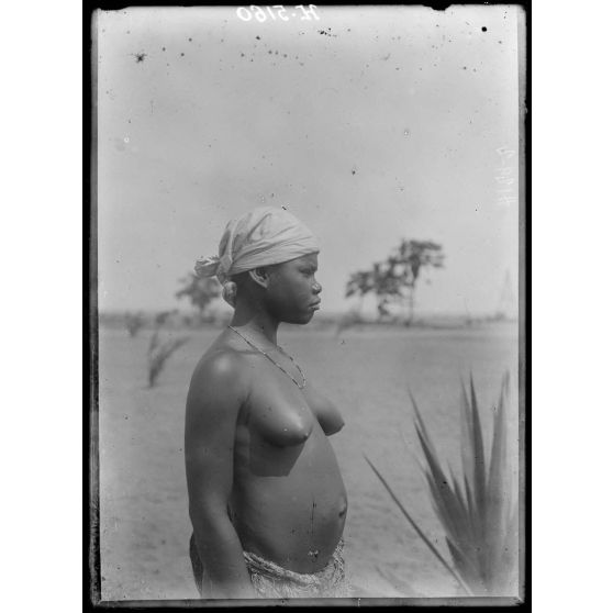 Campo. Type de jeune femme Pahouin (buste). [légende d'origine]