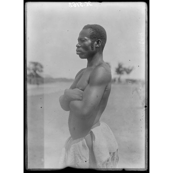 Campo. Type d'homme Pahouin. [légende d'origine]