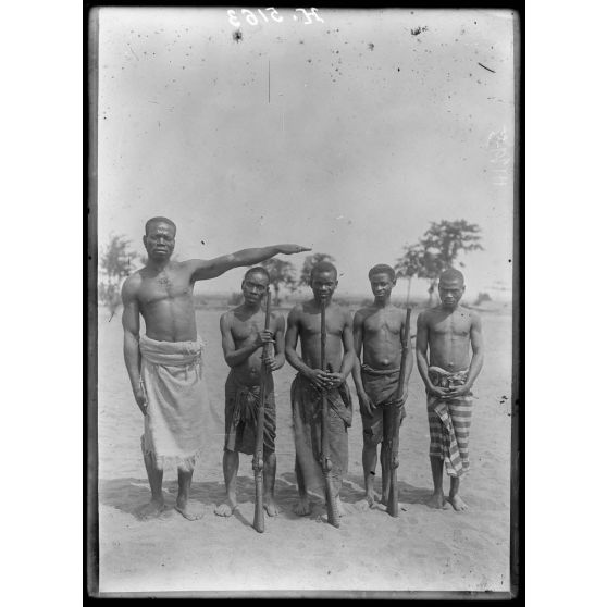 Campo. Quatre hommes de race Bakélé (hommes nains de la forêt et un Pahouin). [légende d'origine]