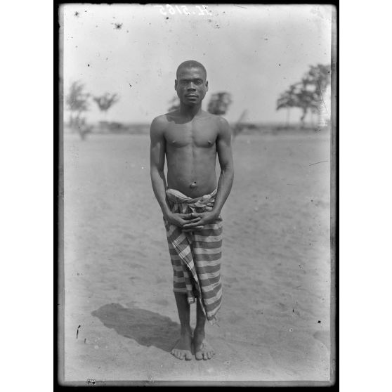 Campo. Type de Bakélé âgé de 18 ans environ et mesurant 1m43.. [légende d'origine]