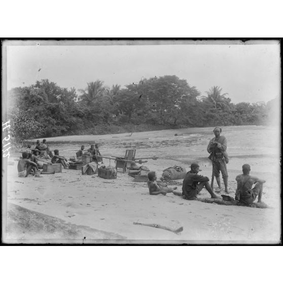 Piste de Kribi à Campo. Bonsibiléga. Convoi arrêté devant une rivière à franchir. [légende d'origine]