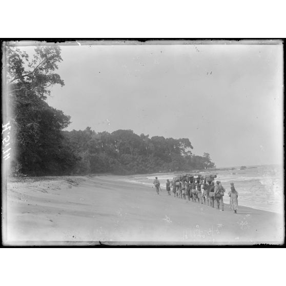 Piste de Kribi à Campo. Autre aspect du littoral. [légende d'origine]